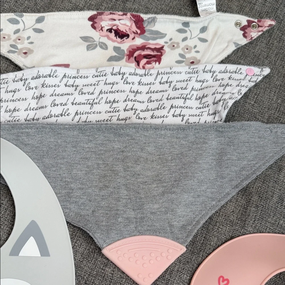H&M And other brands Baby Bib Set 3 cloth with snaps 2 Silicone in GUC 5 Bibs